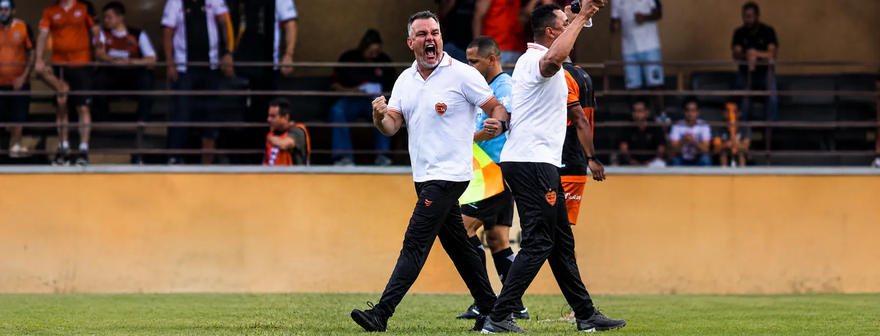 Gabardo Júnior comemorando à beira do campo