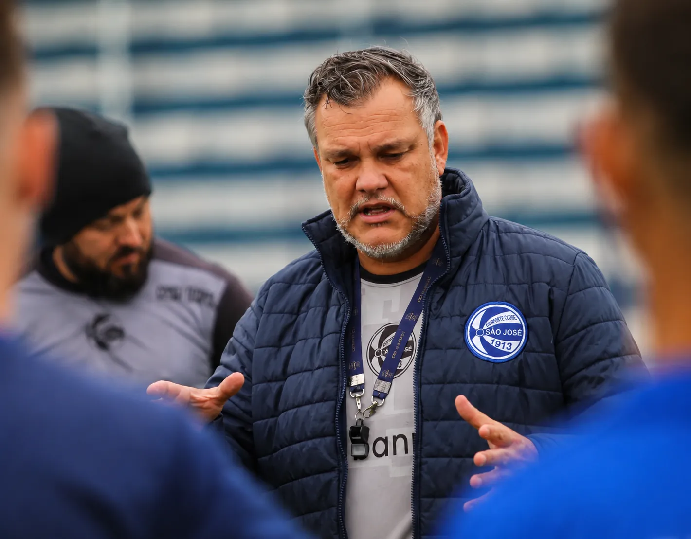 Gabardo Júnior conversando com o grupo