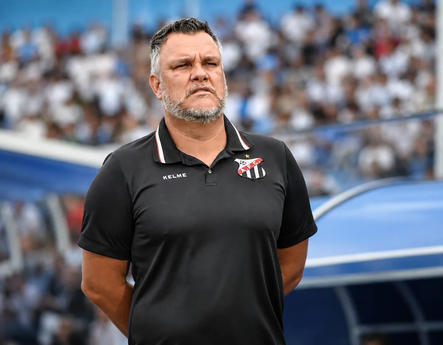 Gabardo Júnior à beira do campo